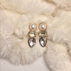 NWT 🌊PEARL/GEMSTONE SEA COLORS DANGLING STUD fun